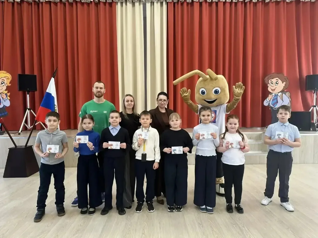 🏅Мы продолжаем награждать наших ребят знаками  ГТО на торжественных мероприятиях!  🏆Заместитель дире