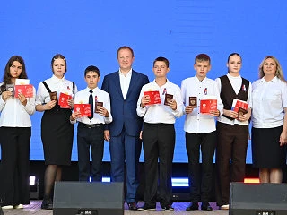 Юные жители Алтайского края получили паспорта на праздновании Дня России на Бирюзовой Катуни        