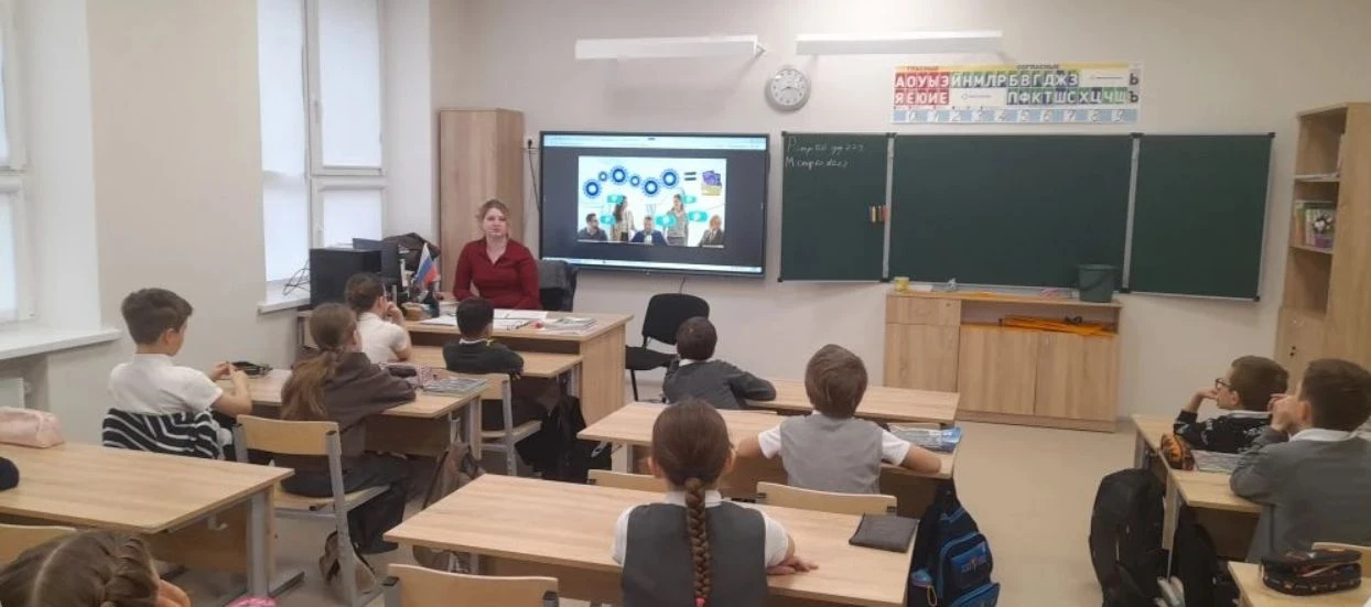 🇷🇺В преддверии Праздника Весны и Труда в рамках цикла «Разговоры о важном» в нашей школе прошёл урок