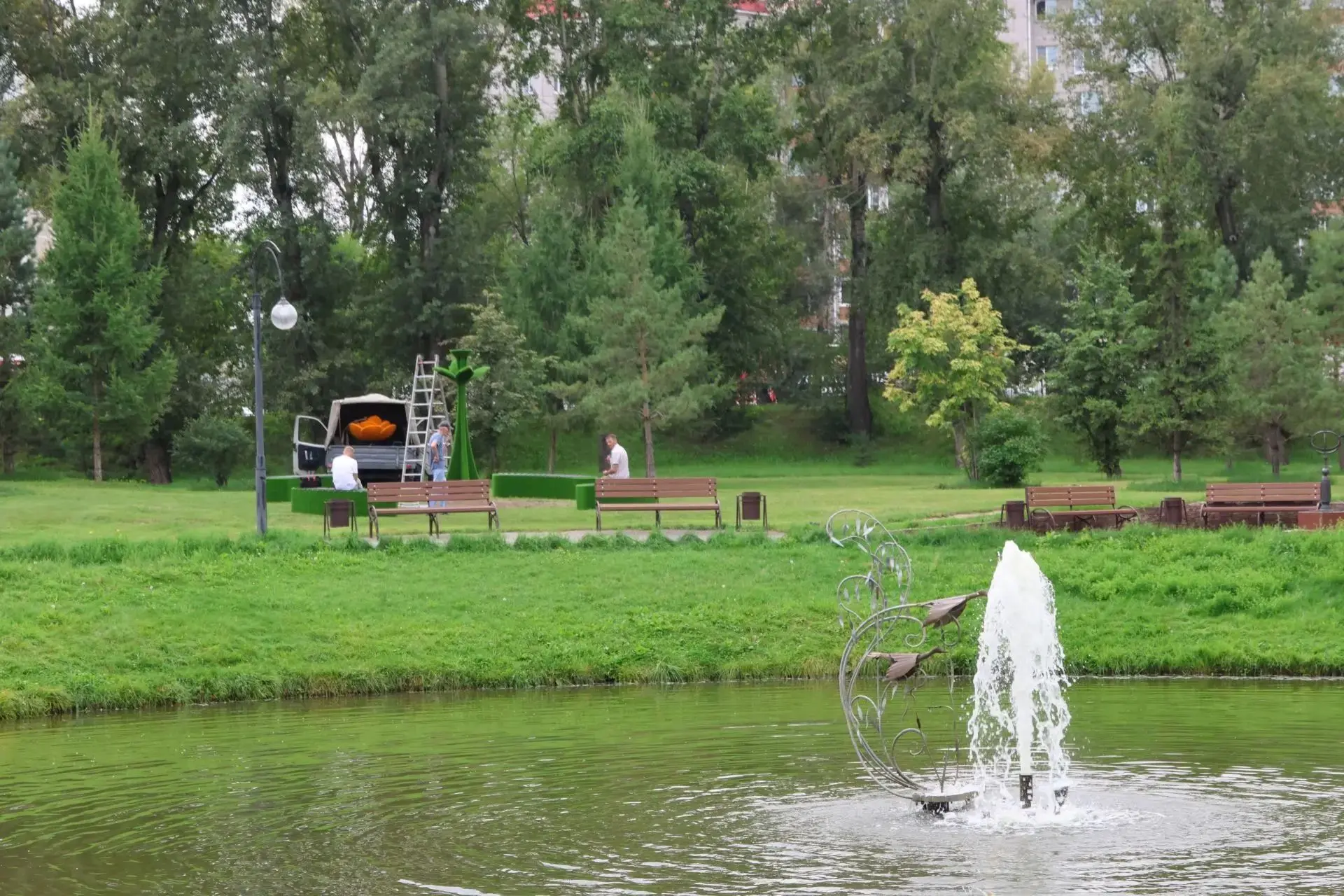 В Преображенском парке к 95-летию города установили арт-объект — символичный жарок с герба Абакана.
