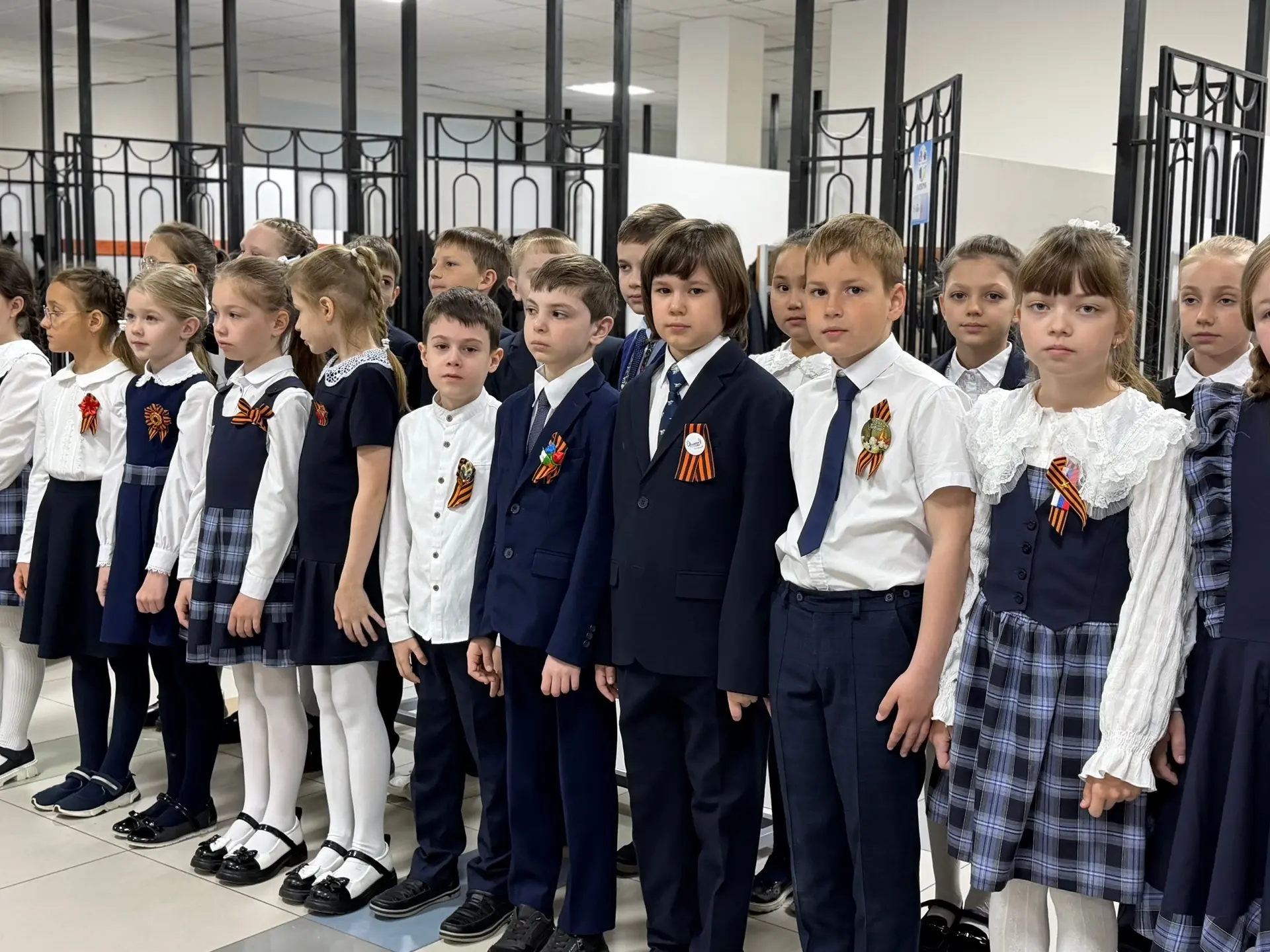 Торжественная линейка выноса флага Российской Федерации  Сегодня в нашей школе прошла торжественная 