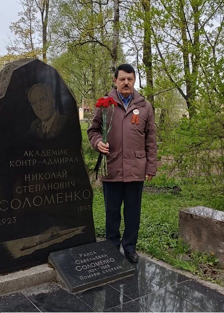 Сотрудники ИПТ РАН возложили цветы на Волковском кладбище в честь 81-й годовщины Победы в Великой От