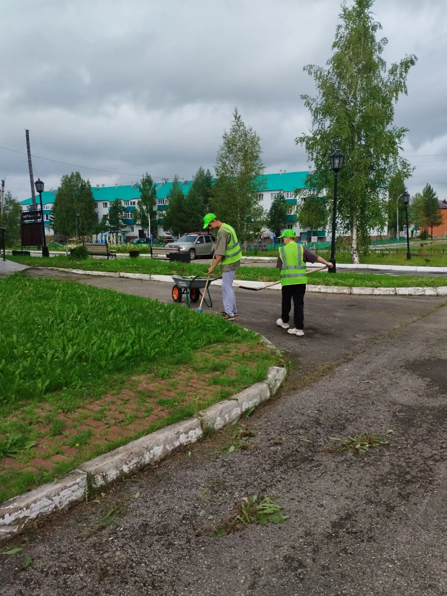 В сельском поселении Сентябрьский продолжают работу участники трудовой бригады. Уже тре...