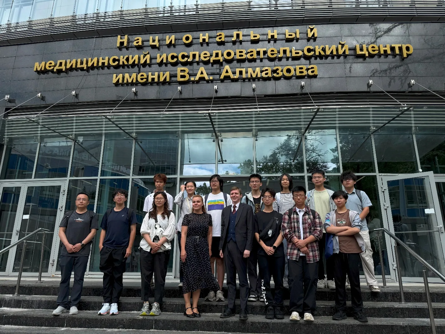 Центр Алмазова принял делегацию студентов и преподавателей университета Цинхуа из КНР

🇷🇺 🤝 🇨🇳 