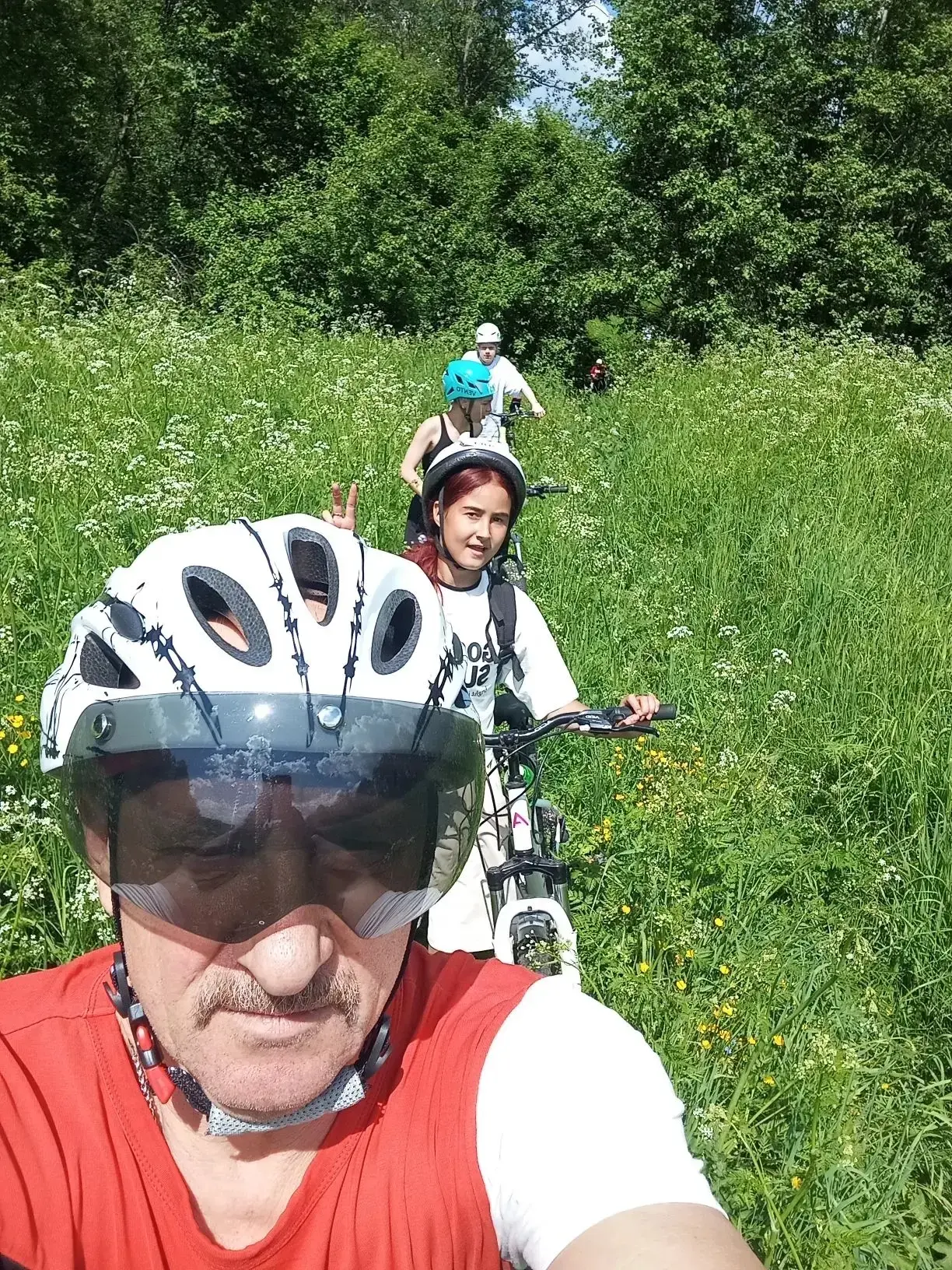 Настоящее летнее путешествие 🚴‍♂️🌿

Ребята из спортивно-туристского клуба «Аист» вместе с педагого