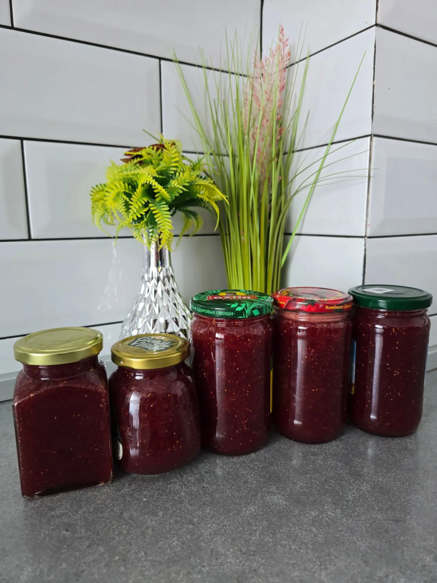 Я сегодня доделуха, перебрала ящик клубники 🍓 и закрыла несколько баночек варенья, перебила клубник