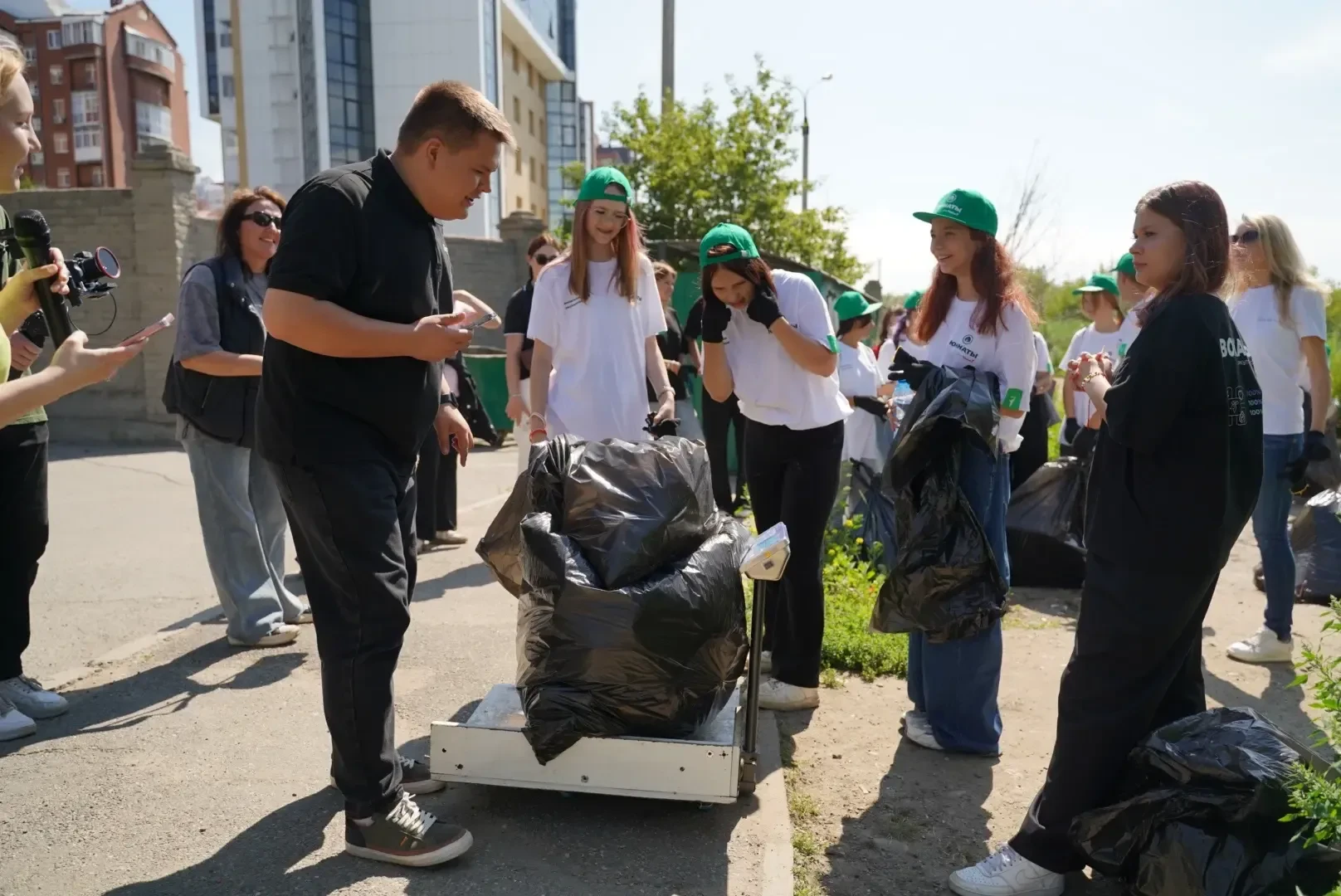 В Приангарье участники проекта «Юннатская страна» Движения Первых очистили от мусора участок на бере