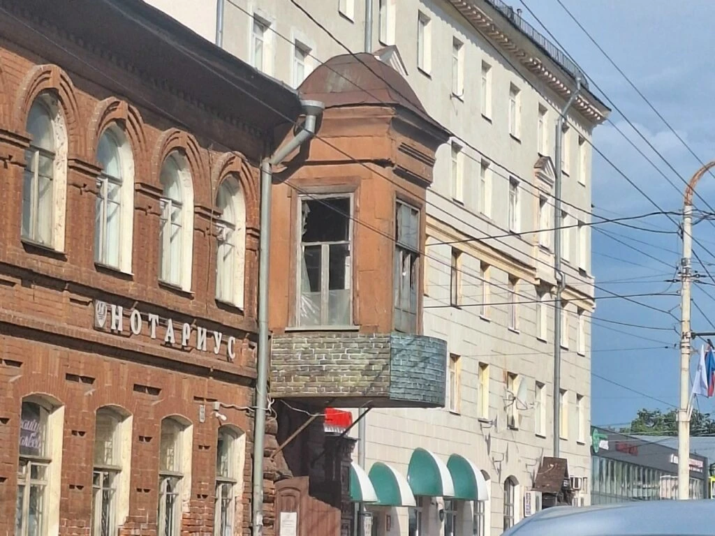 БАЛКОН ИСТОРИЧЕСКОГО ЗДАНИЯ МОЖЕТ РУХНУТЬ НА ГОЛОВЫ ПРОХОЖИХ В ЦЕНТРЕ КОСТРОМЫ
Памятнику архитектуры
