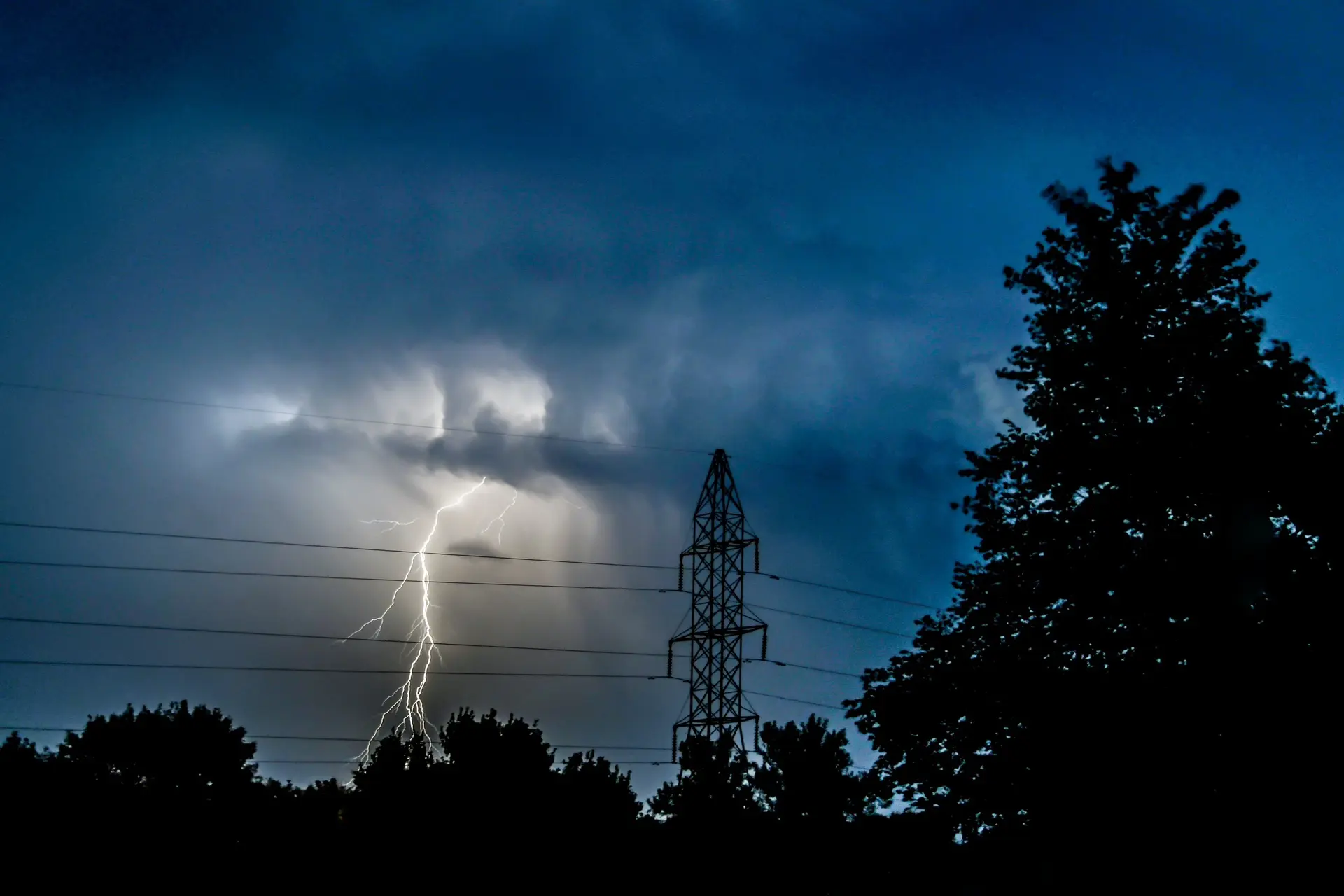 ⛈В Приморье причиной отключения подстанции «Штыково» назвали непогоду: сильный ветер и ...