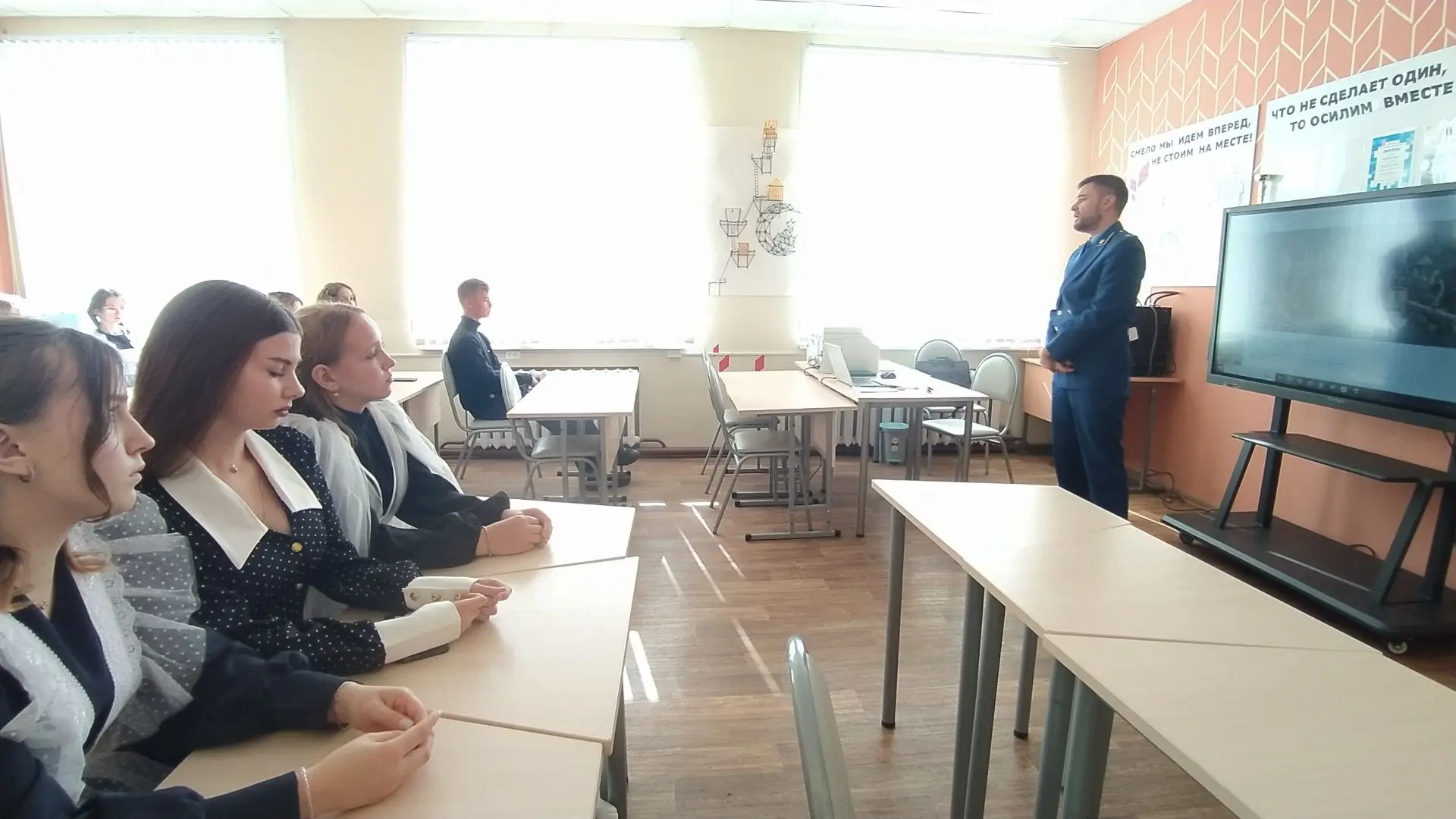 1сентября в нашей школе состоялся классный час для девятиклассников, на который был при...
