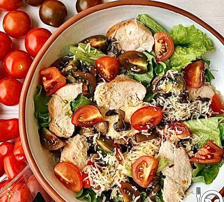 Салат с куриной грудкой, Черри и шампиньонами🥗