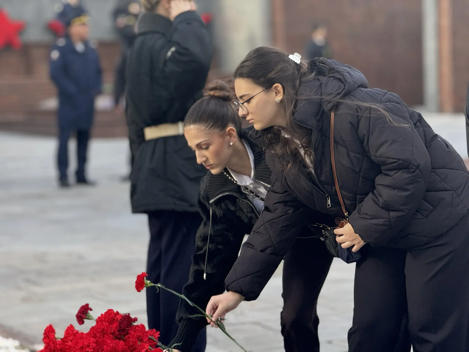 ПЛОЩАДЬ ГЕРОЕВ 🎖️  Сегодня на площади героев традиционно прошло торжественное мероприятие в честь Дн