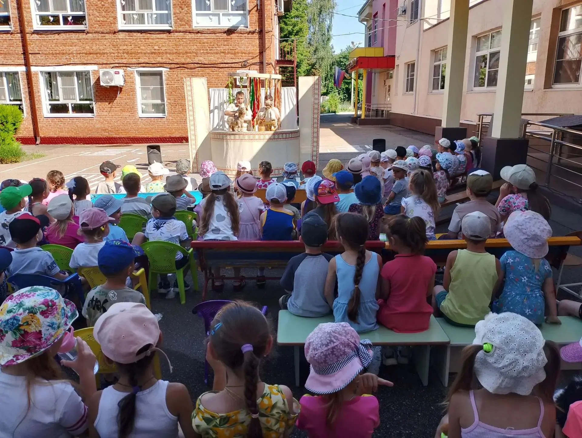 Сегодня в детский сад приезжал городской театр кукол "Городок". Артисты показали детям ...