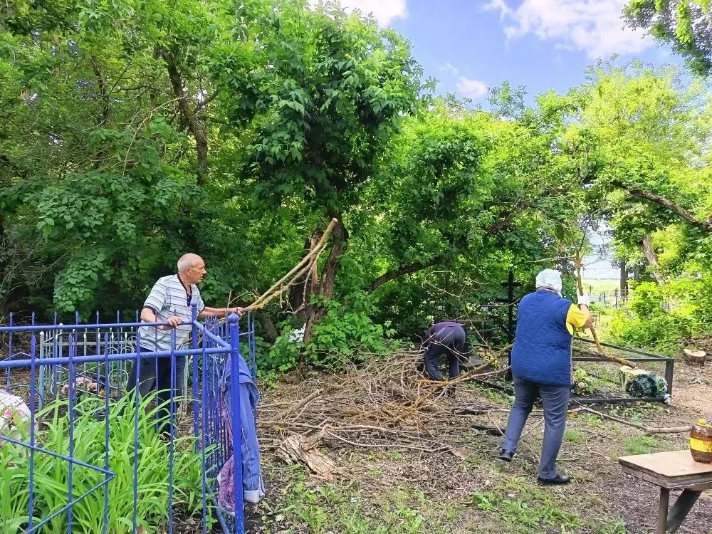 Сегодня 06.06.2026 года состоялся субботник на трех участках на гражданских кладбищах с...
