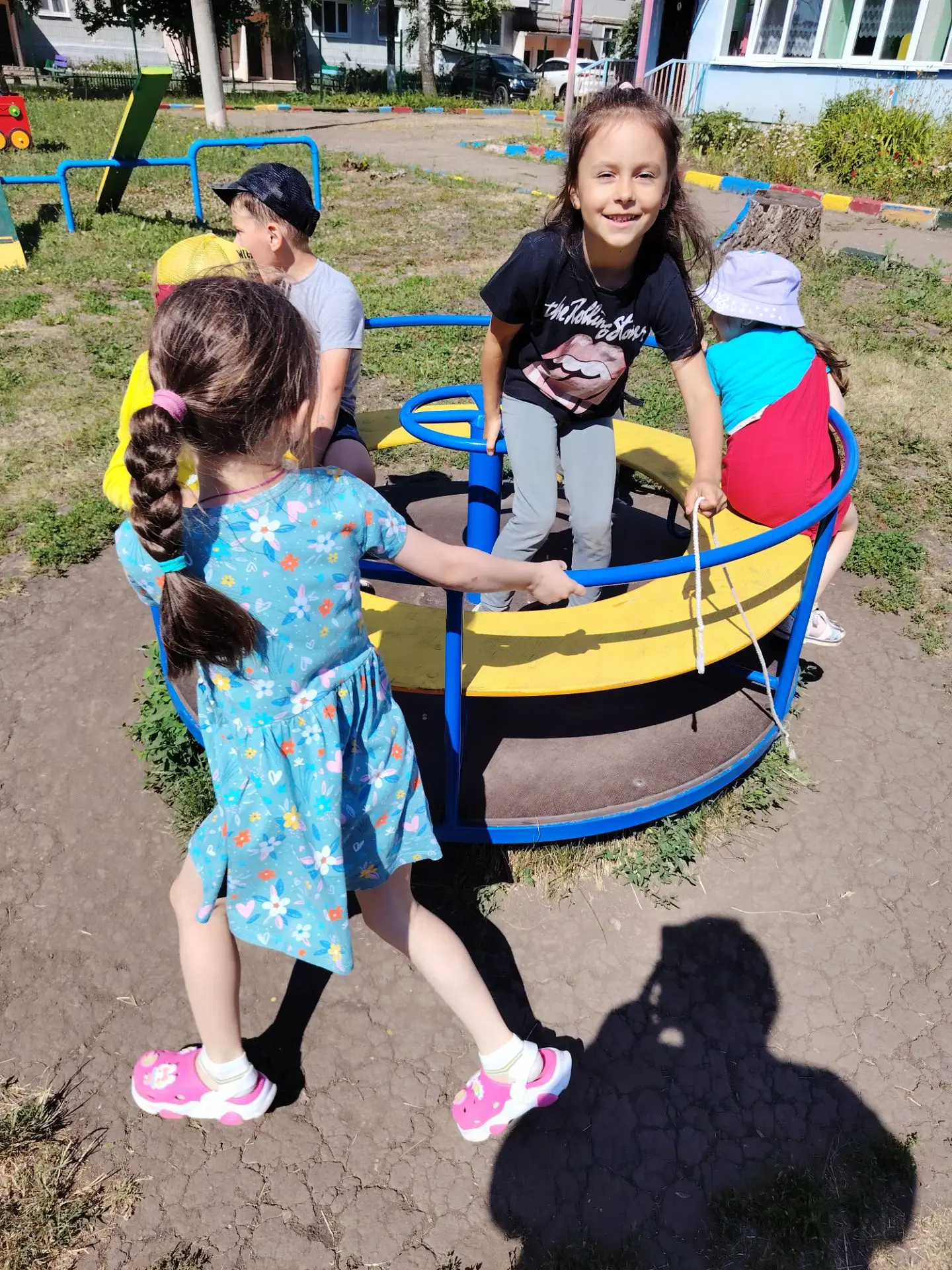 ☀️ На улице столько классных развлечений! Успеваем всё: и в песочнице поиграть, и на карусели закруж
