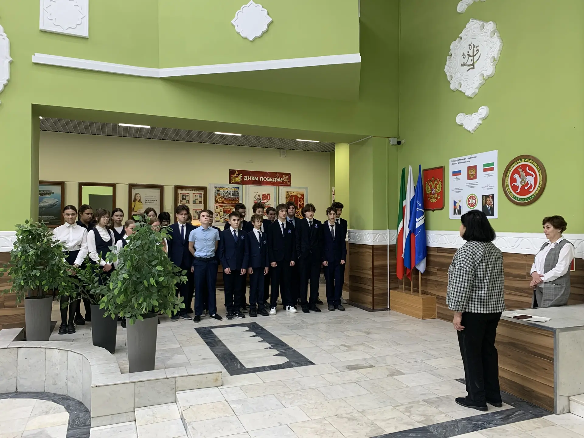 🇷🇺НАЧАЛО УЧЕБНОЙ НЕДЕЛИ  Первая учебная неделя IV четверти началась с торжественного поднятия госуда