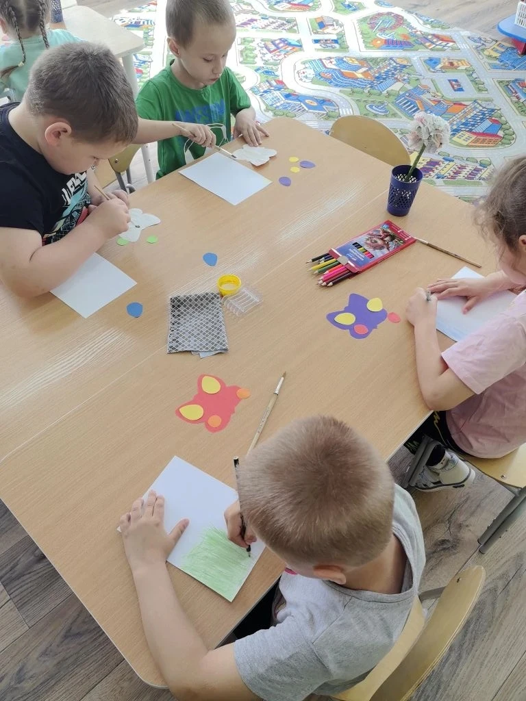 Аппликация «Бабочка»: творчество в группе «РОМАШКА» 
На этой неделе в нашей группе «РОМАШКА» царит а