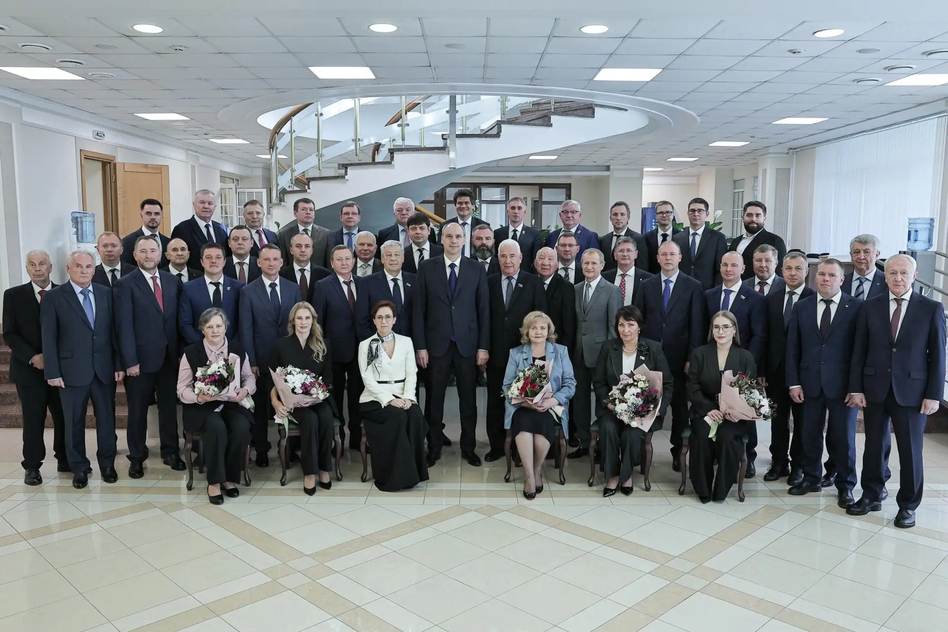 В Екатеринбурге 1 октября депутатам Заксобрания Свердловской области вручили мандаты. Ц...