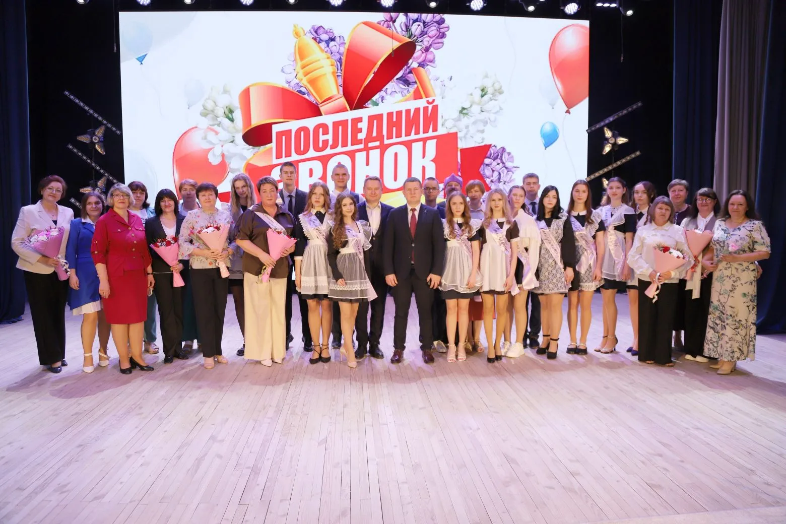 Последний звонок — и целая эпоха позади. 🔔