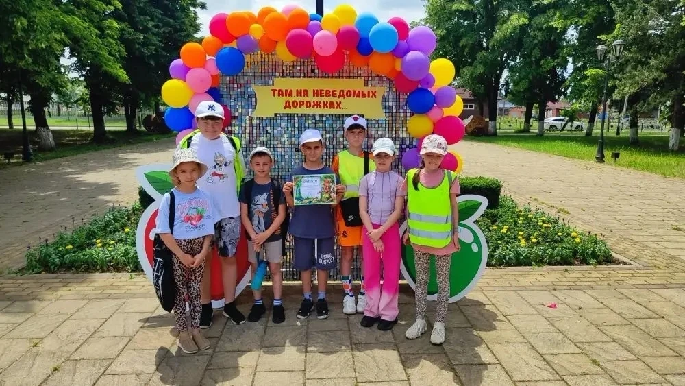 🎉 Ребята из школьного лагеря приняли участие в городской квест-игре "Там, на неведомых дорожках" и 