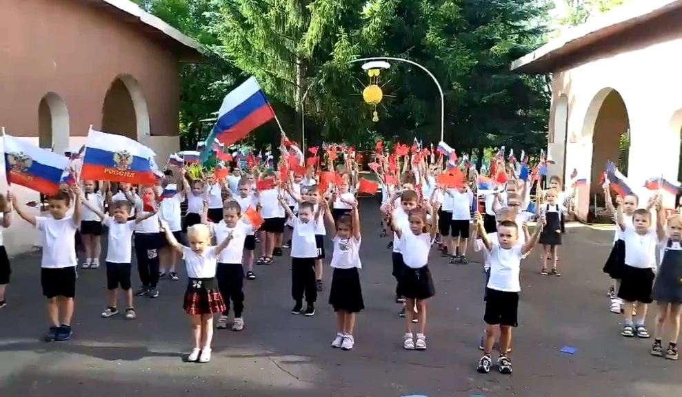 Лето, солнце и триколор! Сегодня в нашем саду прошел большой праздник, посвященный Дню ...