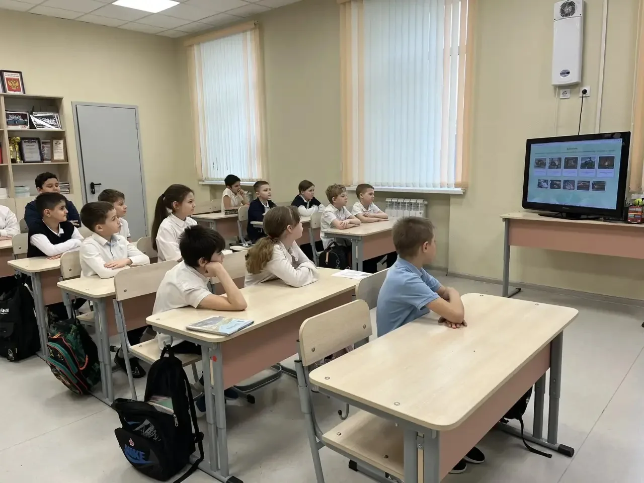 Каждый понедельник в МАОУ «Школа №70» проходит уже традиционная торжественная Церемония поднятия  Го