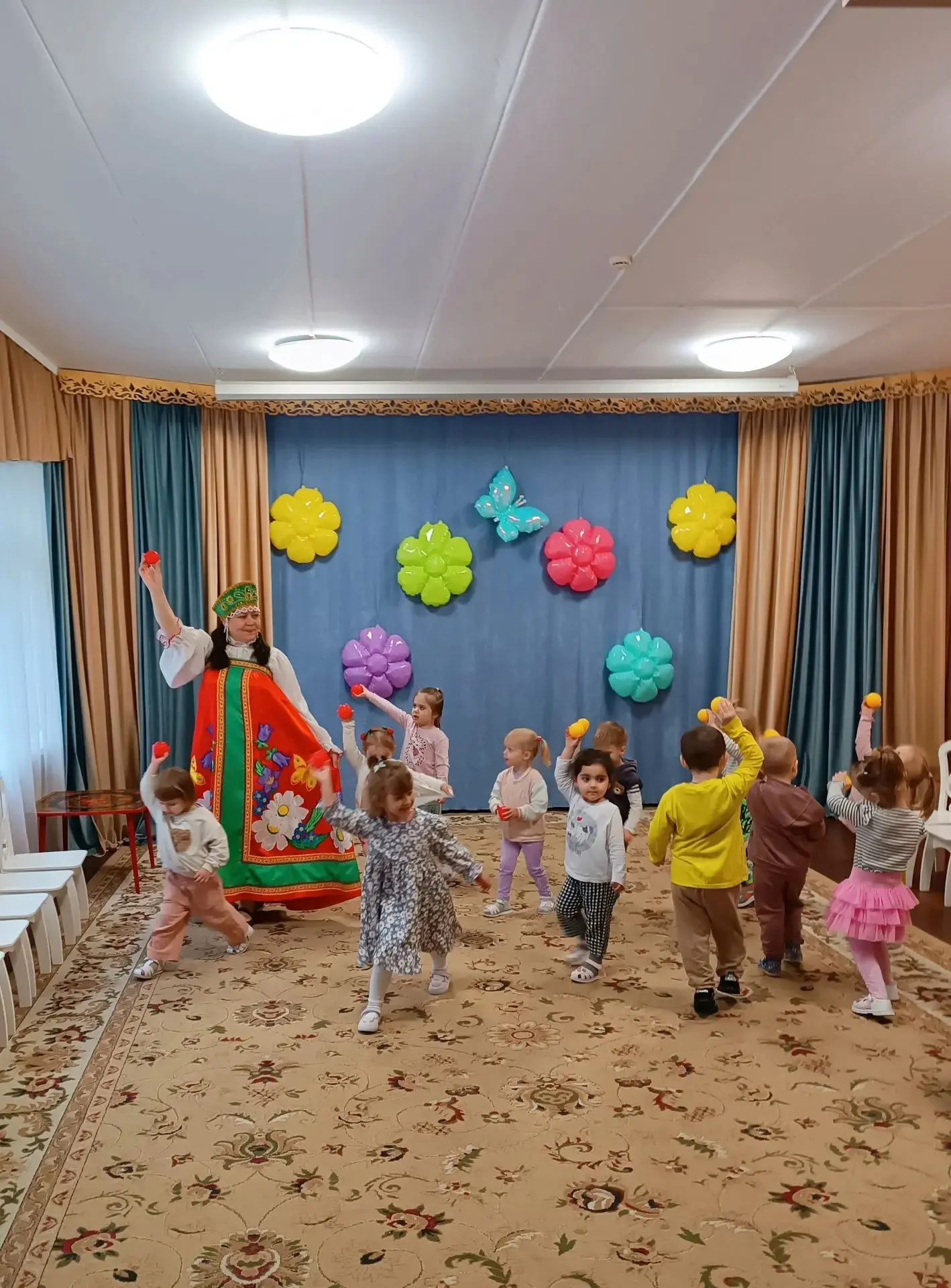 Приходило в гости лето
В платье яркое одето,
И детей благодарило:
Горсть веснушек подарило,
Аромат ц
