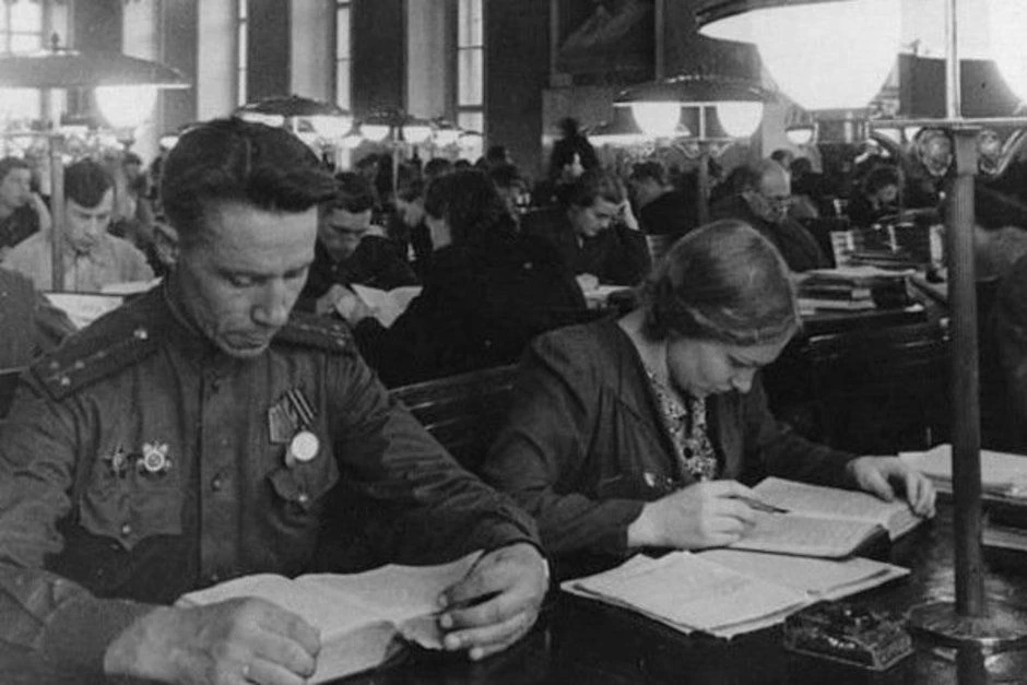 Демобилизованный из Красной армии капитан Н.П. Каличкин и студентка юридического института Л.Т. Андр