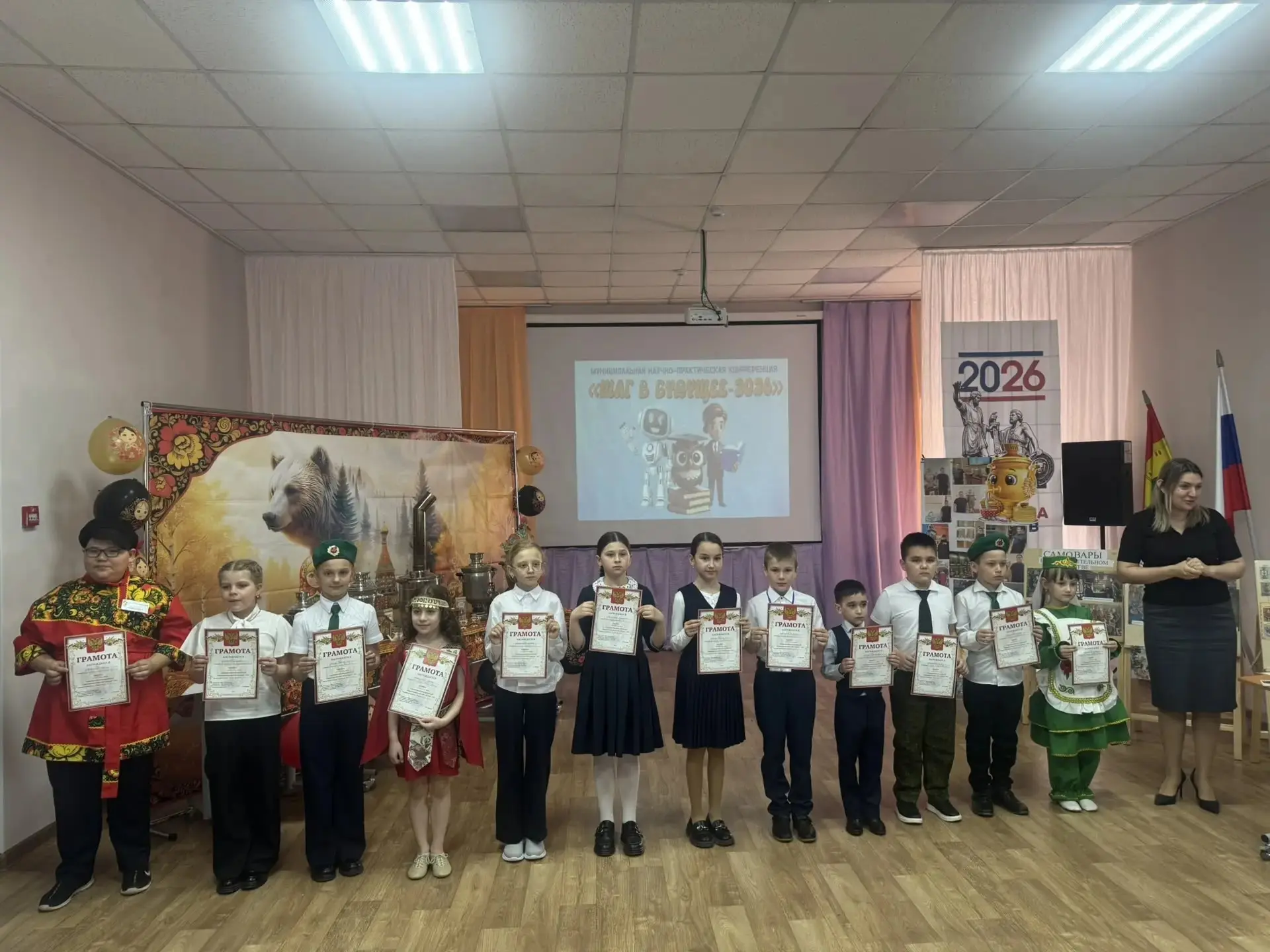 Первые шаги в науку сделаны! 🎉  1 апреля наши юные исследователи из начальной школы с гордостью пред