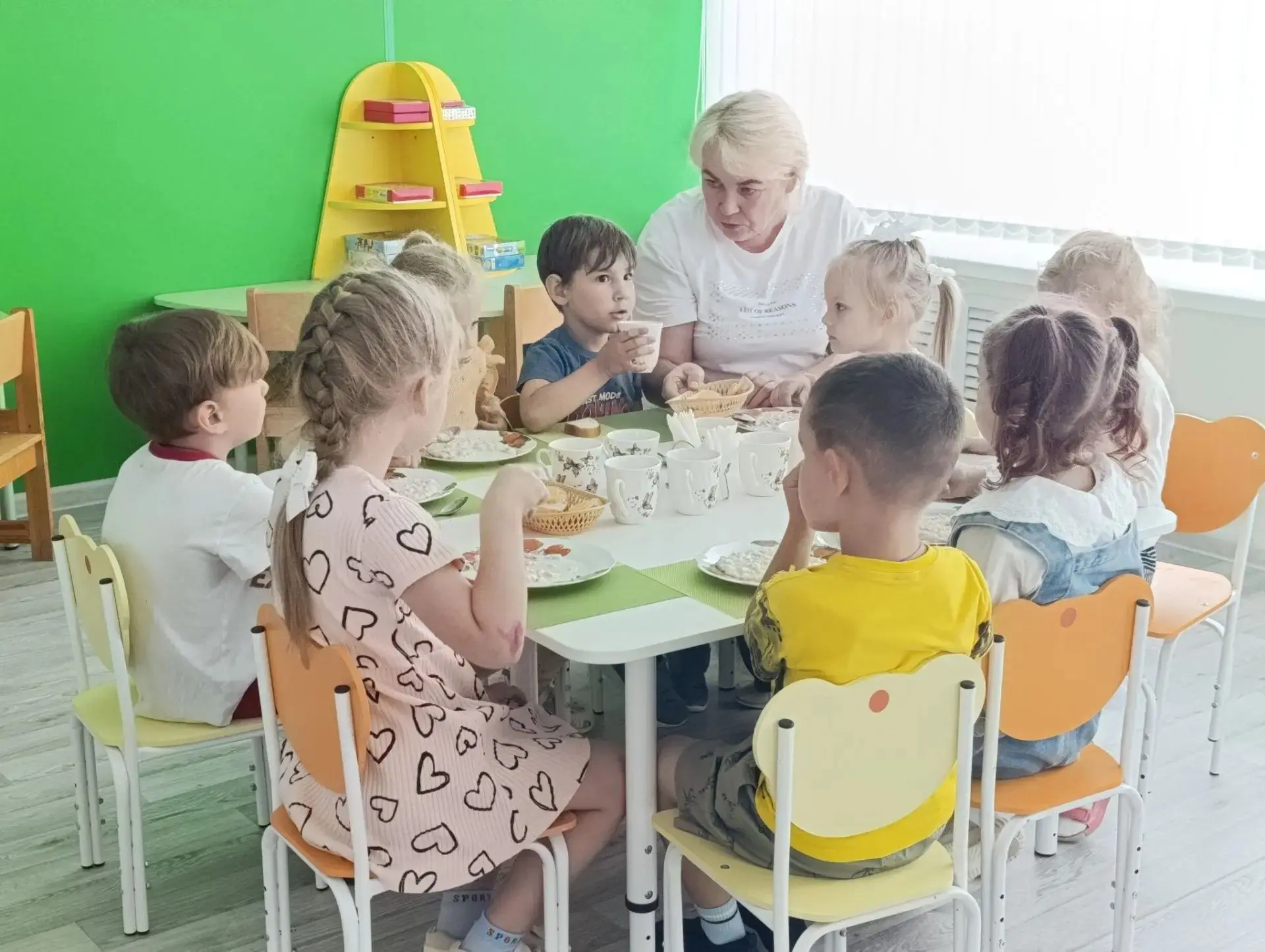 💛 В «Родничке» утро — это не только про кашу и компот, но и про то, чтобы каждый ребён...