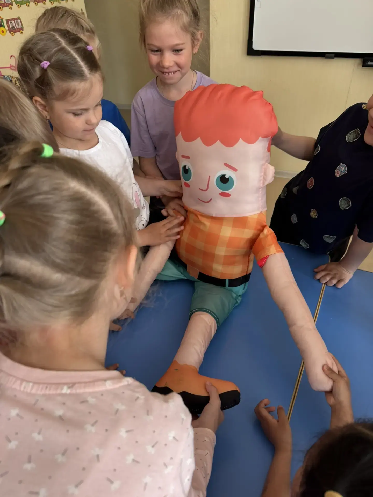 🚑 Важные гости в нашем детском саду: сотрудники Центра гигиены и эпидемиологии! 👩‍🔬💚

В гостях у