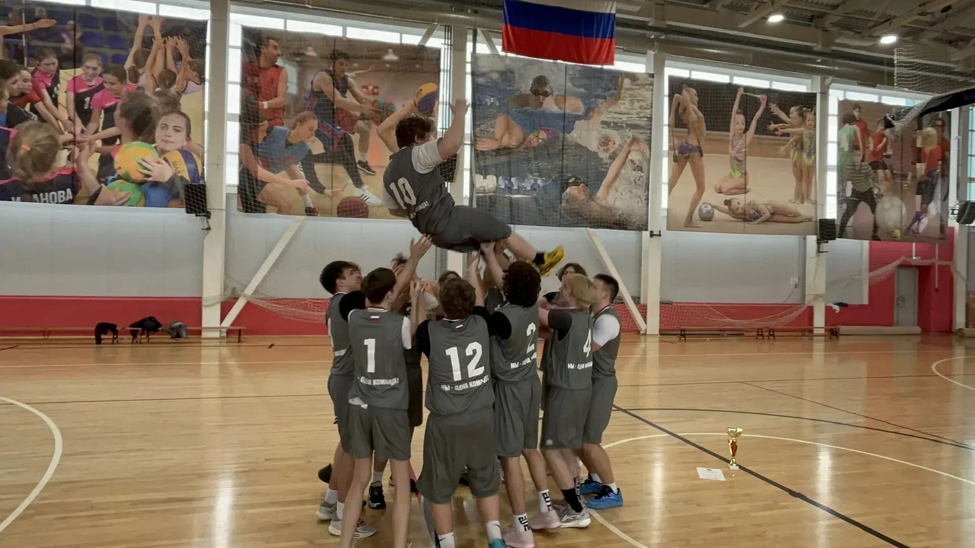 🏀 БАСКЕТБОЛЬНЫЙ ТРИУМФ! МЫ - ЧЕМПИОНЫ 🏀  Поздравляем команду юношей нашей школы с Победой 🏆 🥇 в 15-м