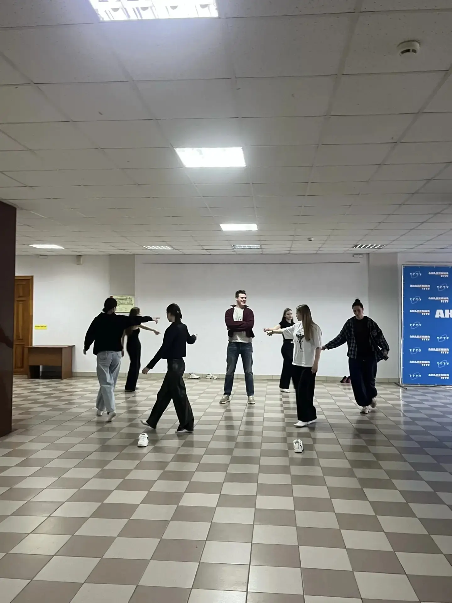 ЗАВЕСА ТАЙНЫ ПРИОТКРЫТА: ЧТО ПРОИСХОДИТ В КОРПУСЕ *? ⚡️  🤫 Ты проходишь мимо после пар и слышишь стр