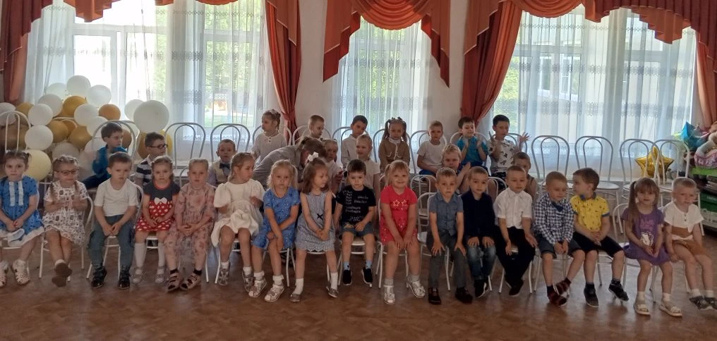 "В этот день вокруг красиво:
Всюду флаги и цветы.
День России! День России!
Веселимся я и ты!"