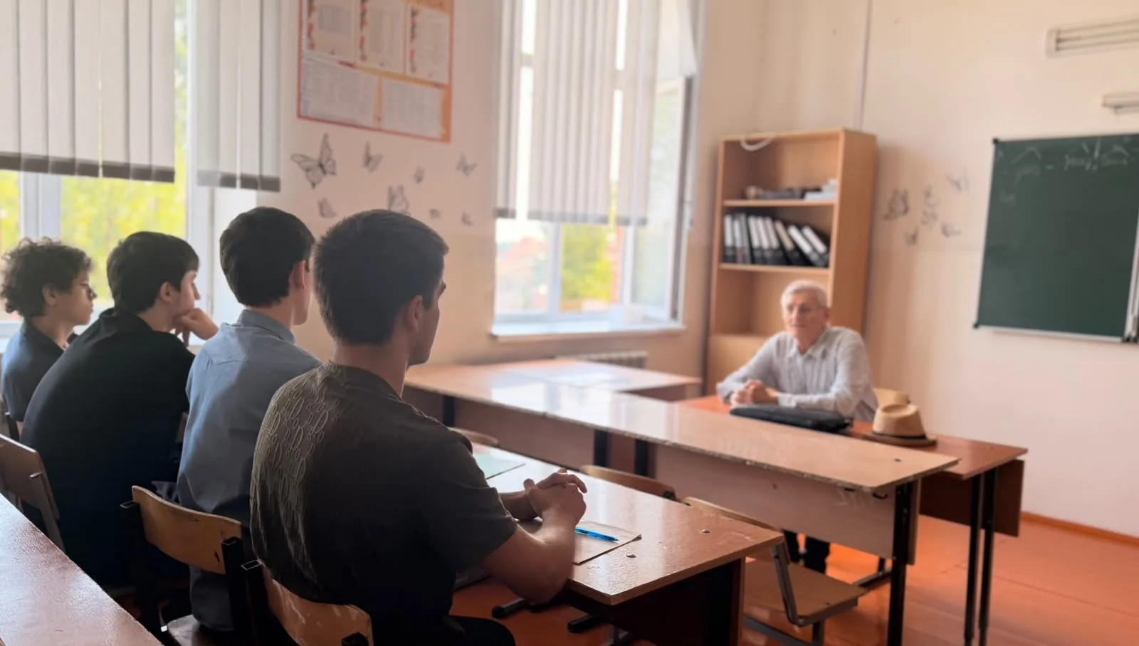 📢 В МБОУ «СОШ № 11» г. Грозного прошли классные часы в рамках Всероссийской акции «Без...
