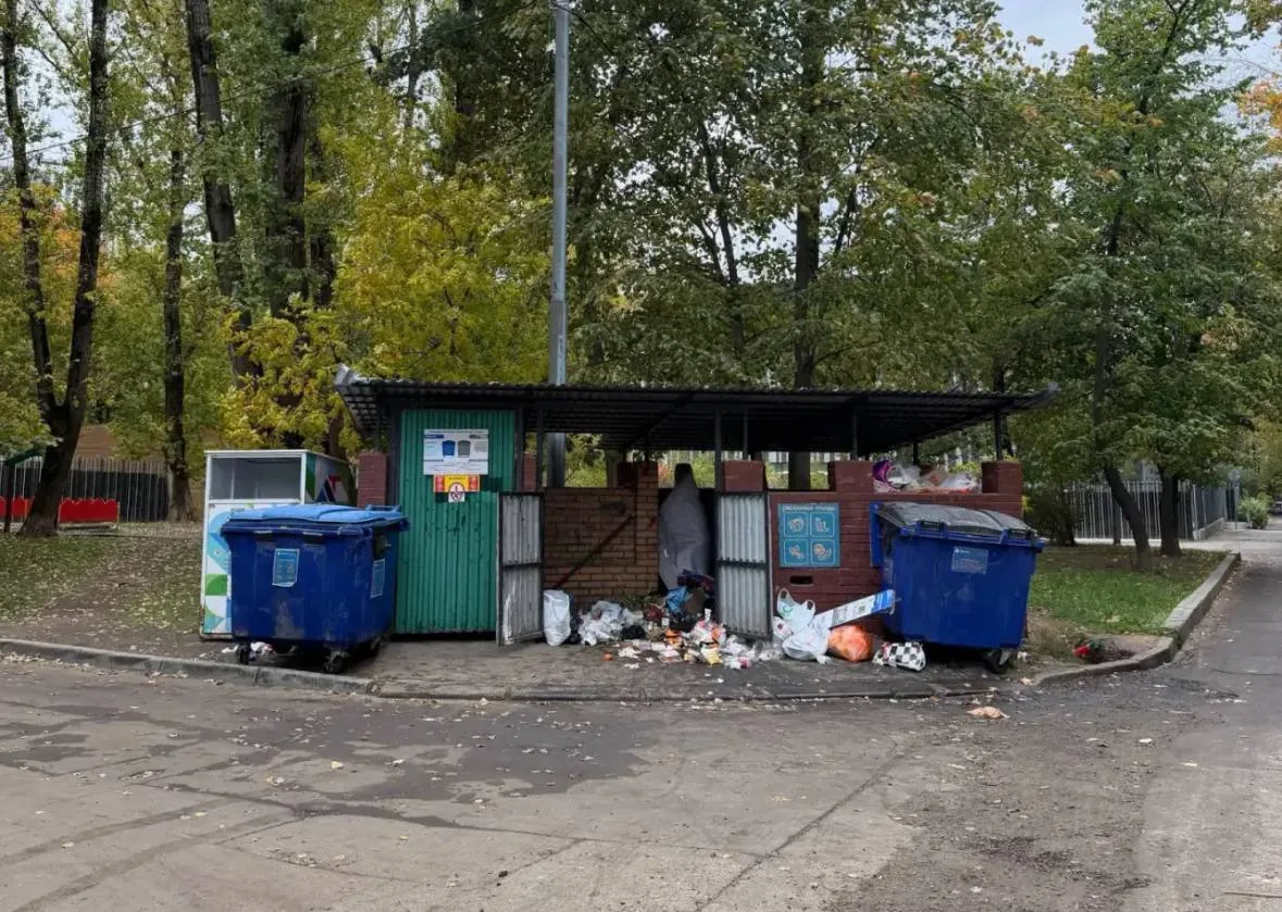 🚛 Мусорка перекрыла проезд между домами на Маршала Тухачевского