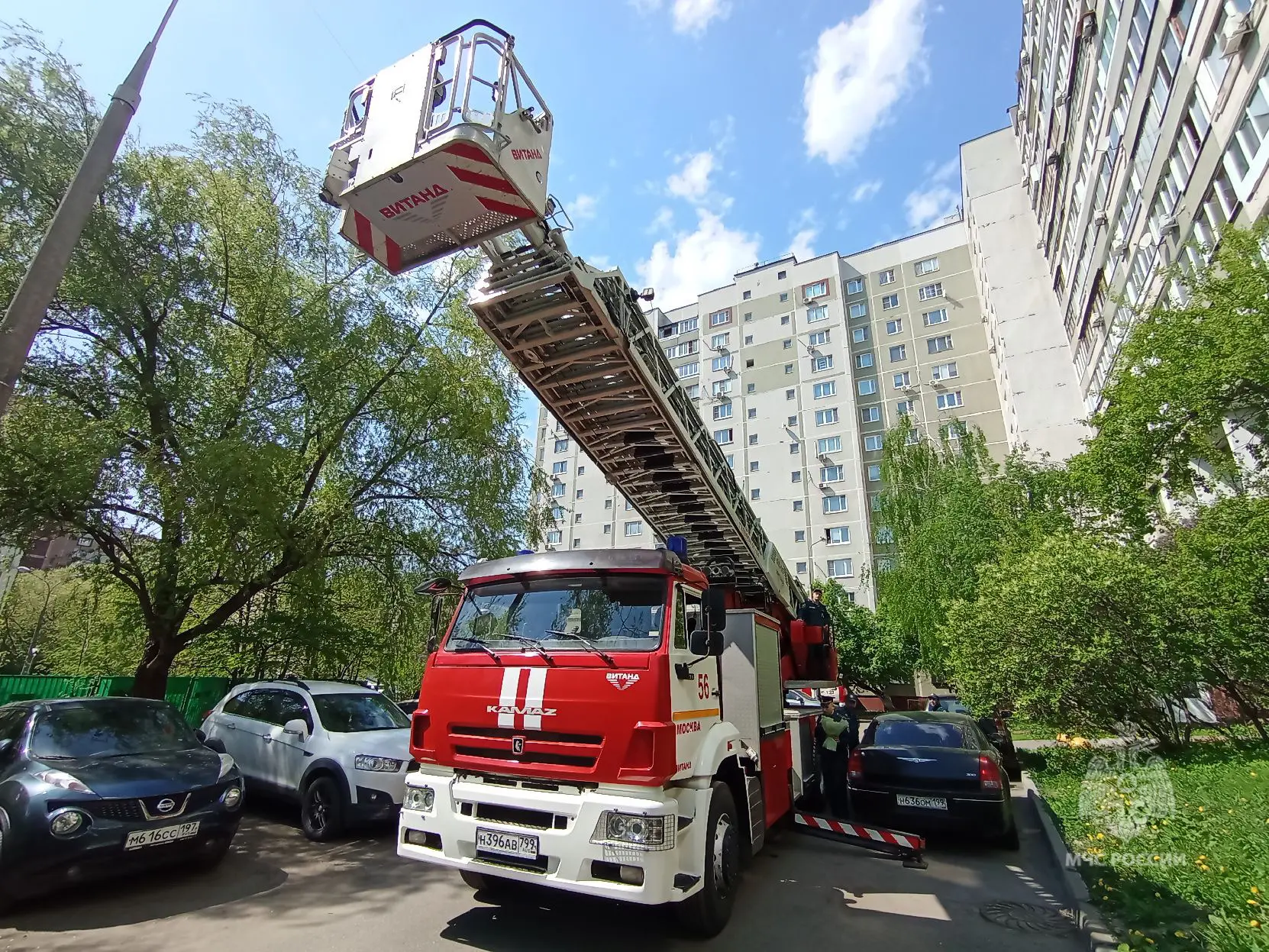 🔘Победа входит в каждый двор   Сотрудники Управления по ЮЗАО ГУ МЧС России по городу Москве совместн