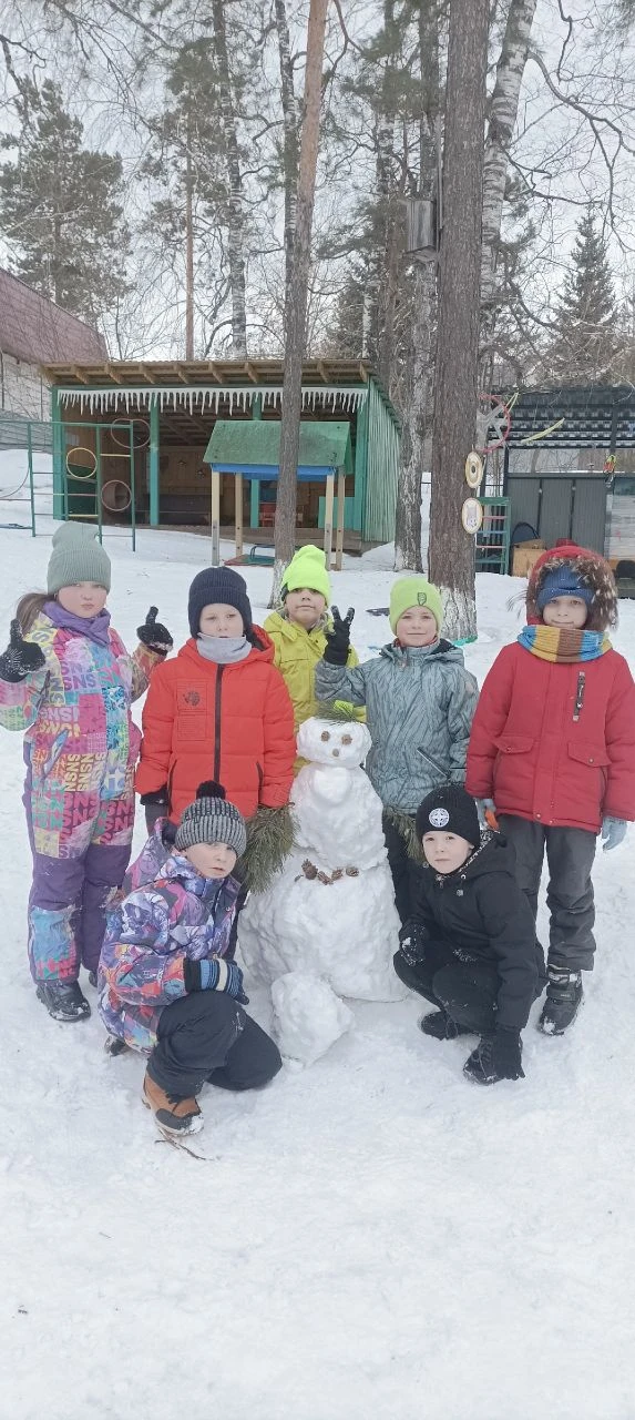 На днях выпал снег ❄️❄️❄️ и наши ребята из группы "Сказка" с энтузиазмом лепили снегови...