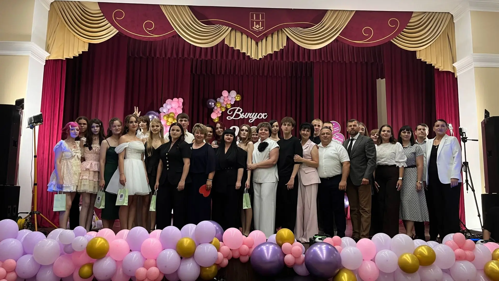 Долгожданный финиш: как мы провожали наших 11-классников🎓
Ух, какой же это был вечер!🥰  Кажется, т