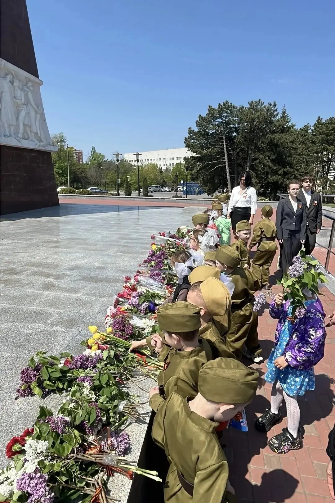 В преддверии Дня Победы наши воспитанники приняли участие в торжественной церемонии воз...