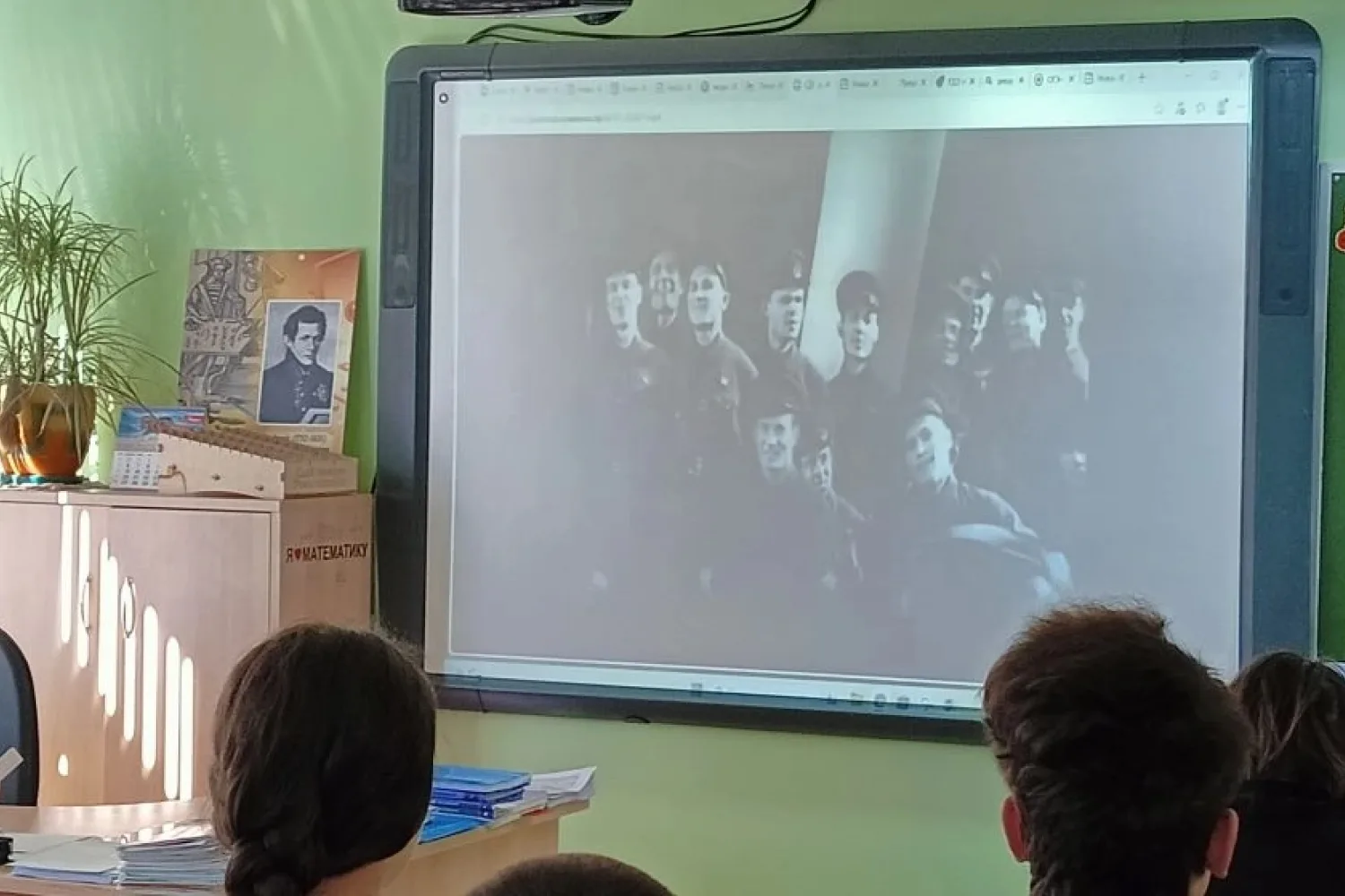 Праздник со слезами на глазах...    Сегодня в гимназии прошёл традиционный урок из цикла «Разговоры 