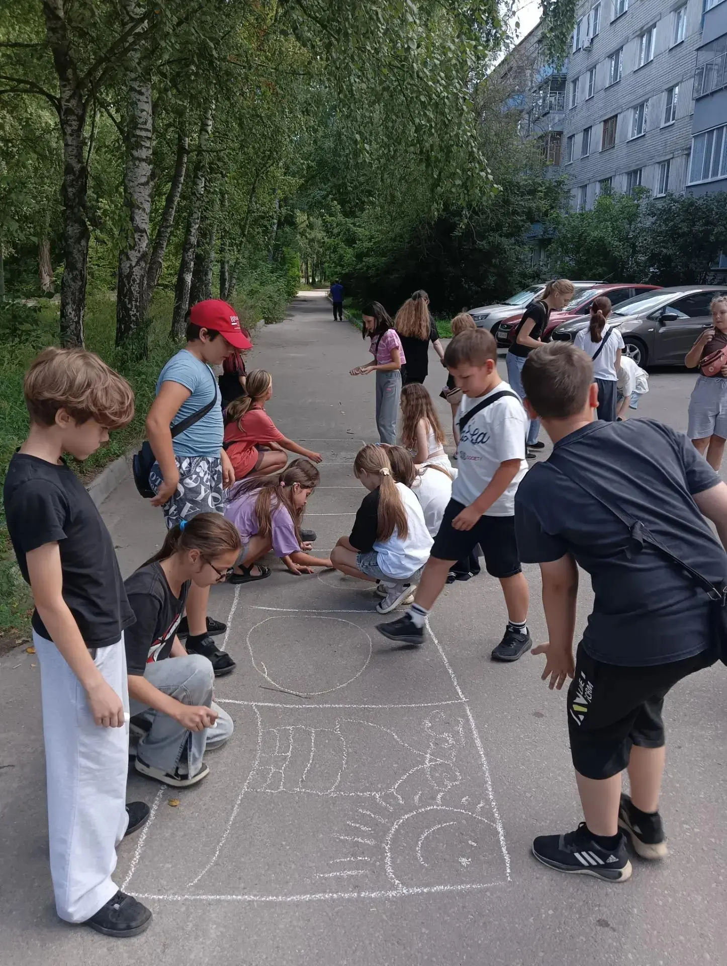  Лето — лучшее время, чтобы выйти на улицу, присесть на корточки и превратить серый ас...