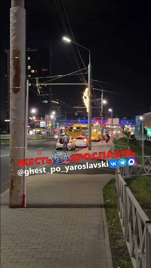 2 машины пострадали на Московском проспекте из-за открытого люка, сообщает подписчик.