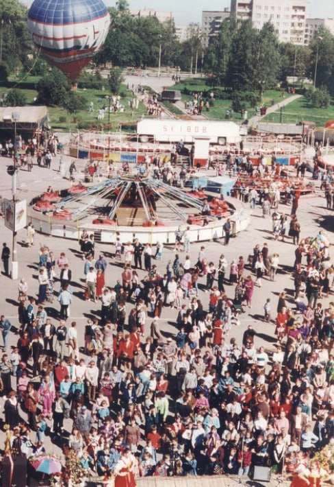 Праздник на Советской площади, 1990-е годы.

НЕ ЗАБУДЬ ПОДПИСАТЬСЯ ⤵️