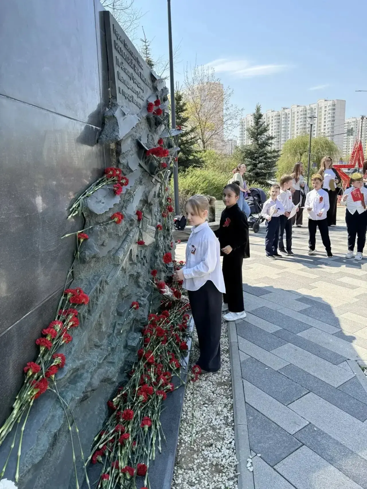 💥Память, которая живёт в сердцах.  🎖Накануне великого праздника — Дня Победы — ученики нашей школы о