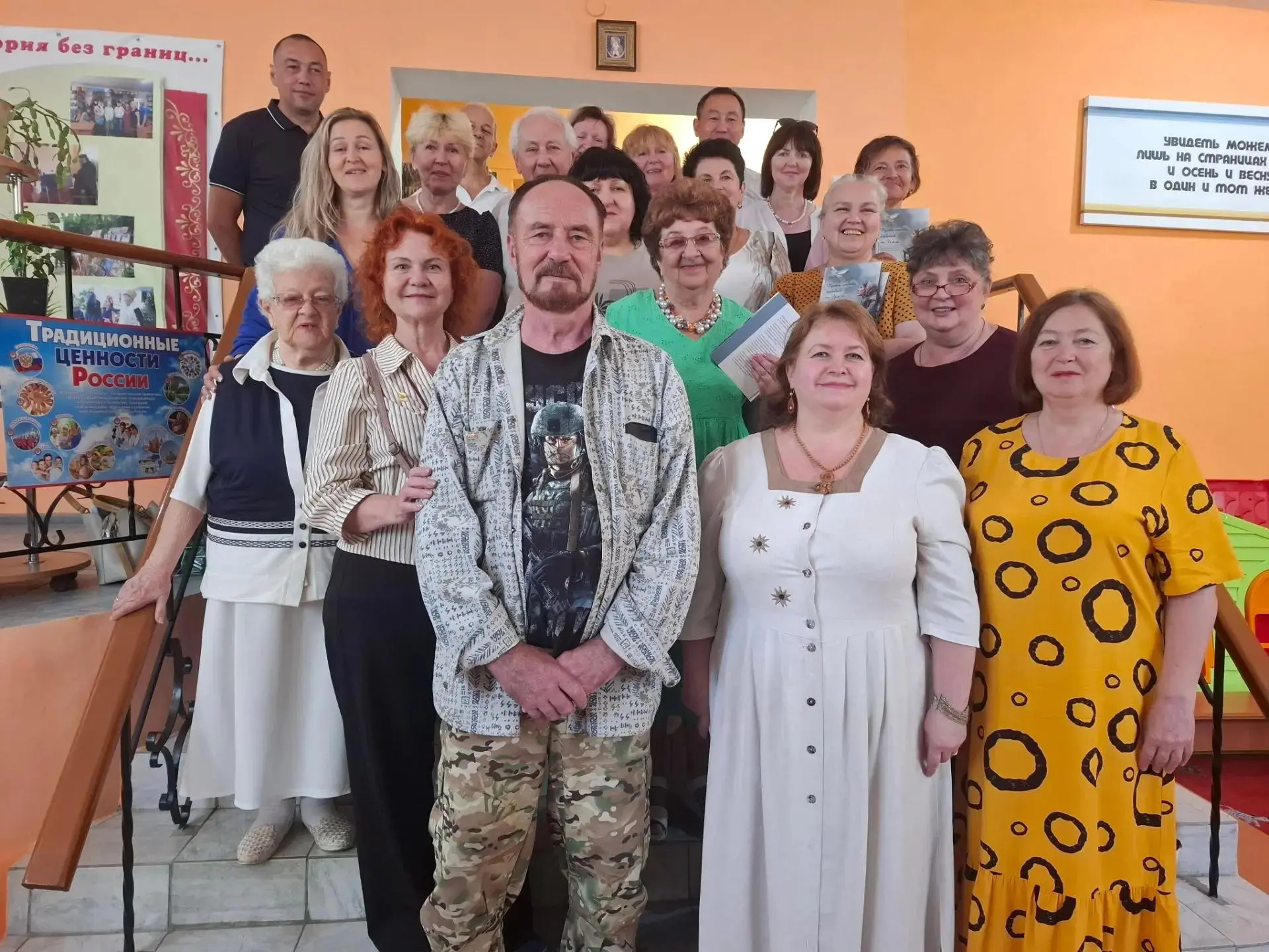 «ТВОРЧЕСТВО БЕЗ ГРАНИЦ…»
(в город Докучаевск доставлены сборники якутских и докучаевских авторов)
 
