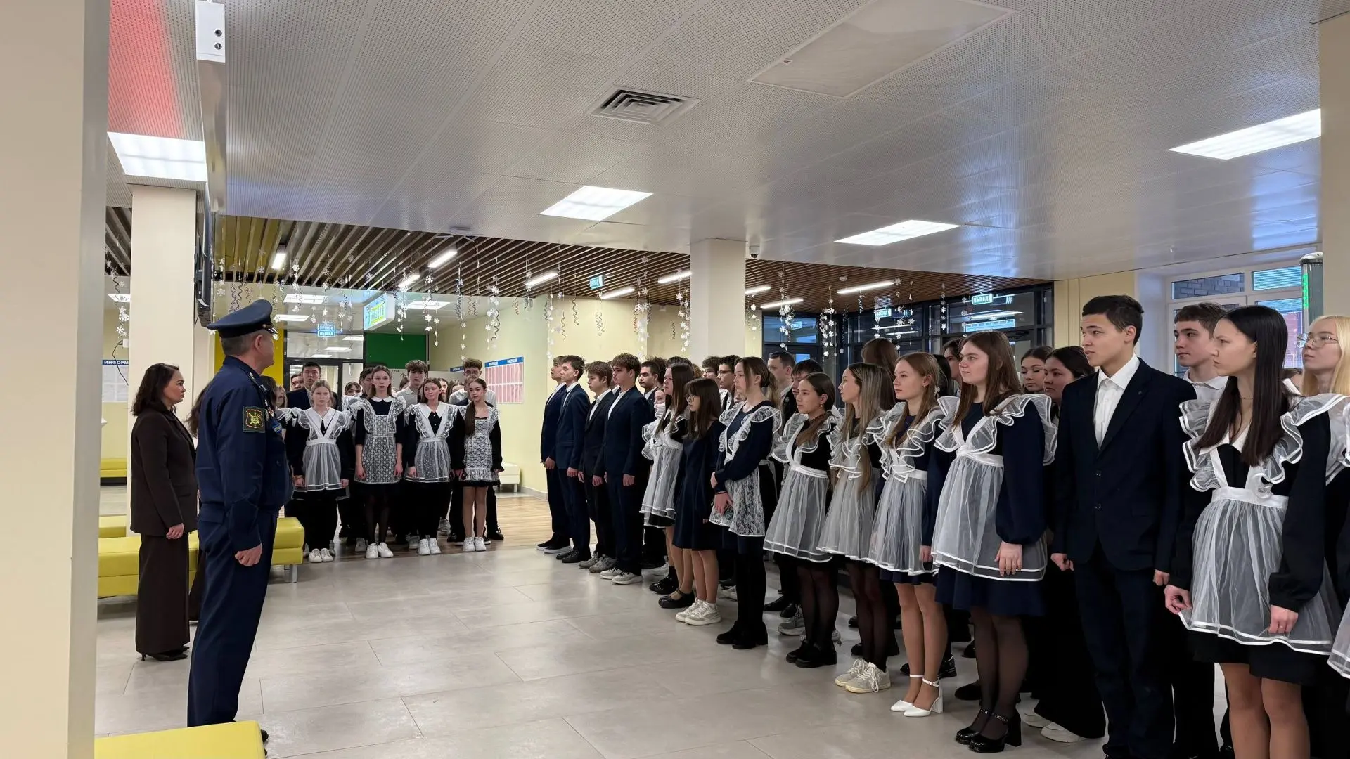 🇷🇺Утро понедельника в школе началось с торжественной линейки, церемонии выноса флага и исполнения ги