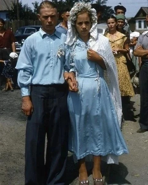 Свадьба в СССР, конец 1950-х. На руке жениха татуировка: «Люби меня, как я тебя!»