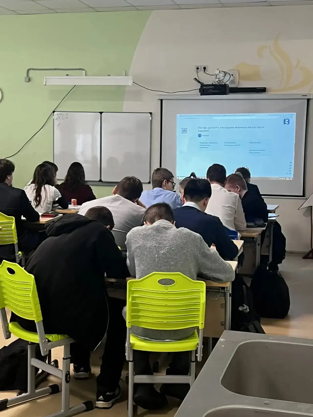 🗓️Сегодня для 8-ых классов советником по воспитанию была проведена лекция «Кто такие герои?» - форма
