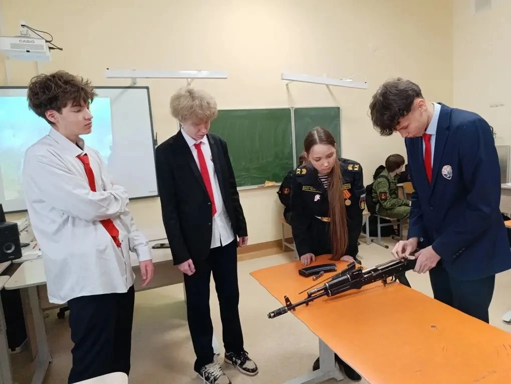 20 февраля классный руководитель 8Э  класса Валиева Алесья Рамиловна провела внеклассное мероприятия